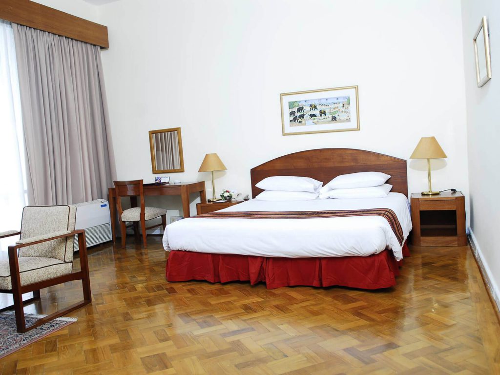 Yangon, Inya Lake hotel | Rama Tours