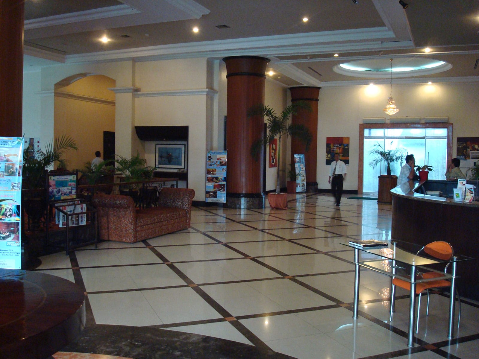 Gorontalo, Grand Q hotel Hotel Sulawesi Rama Tours