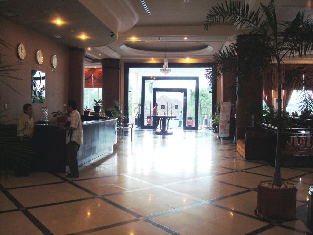 Gorontalo, Grand Q hotel Hotel Sulawesi Rama Tours