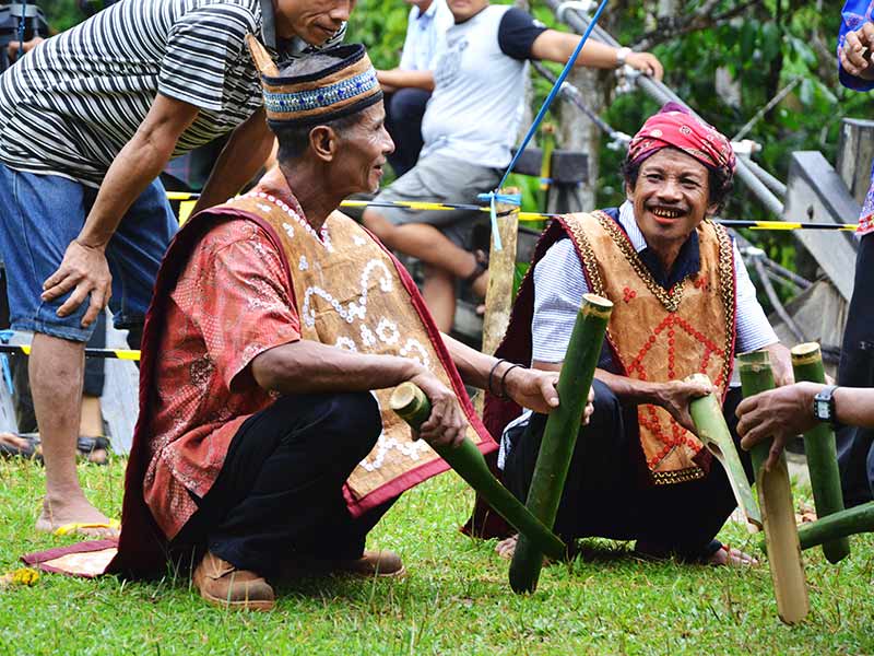 dayaks ontmoeting rondreis kaliamantan rama tours