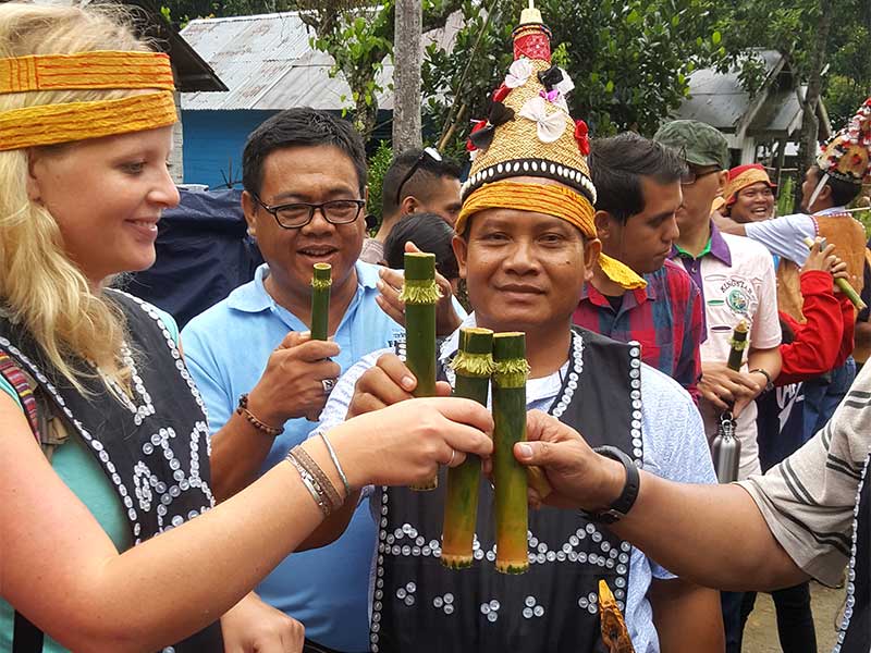 rijstwijn drinken arak met de dayaks rondreis kalimantan rama tours