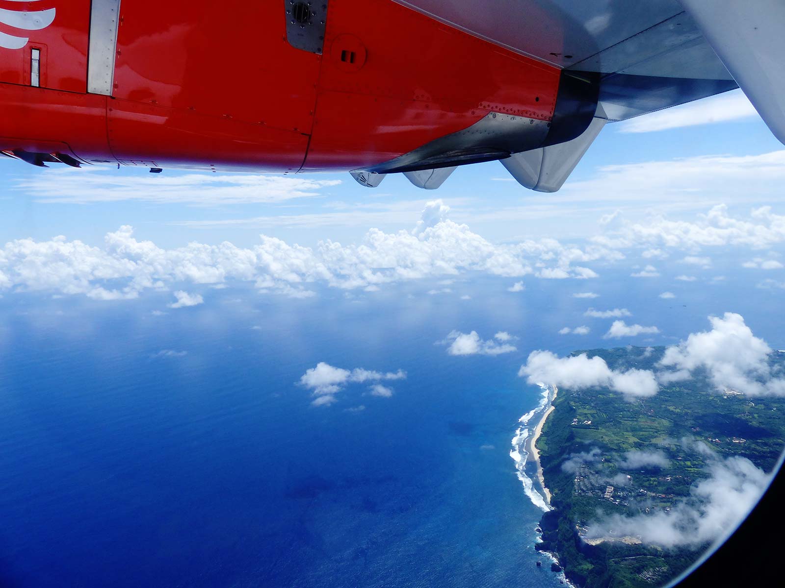 tips duurzaam toerisme vliegtuig in de lucht