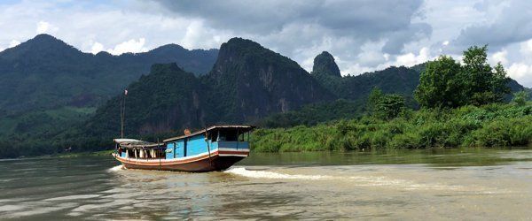 Varen op de Mekong tijdens een rondreis door Laos Varen op de Mekong tijdens een rondreis door Laos