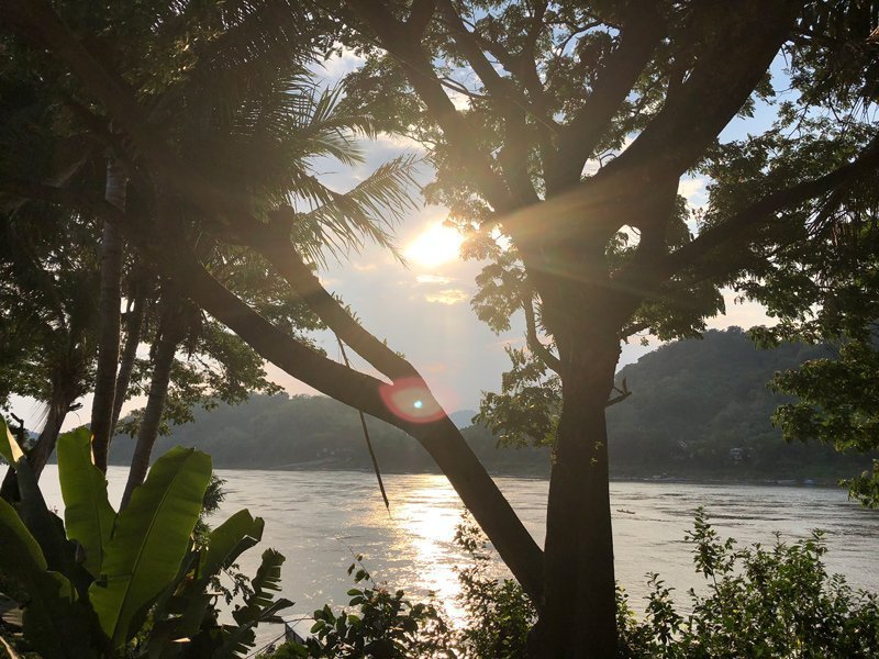 Zonsondergang op de Mekong tijdens een rondreis in Laos Zonsondergang op de Mekong tijdens een rondreis in Laos