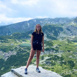 Collega Denise van Rama Tours met bergen op de achtergrond