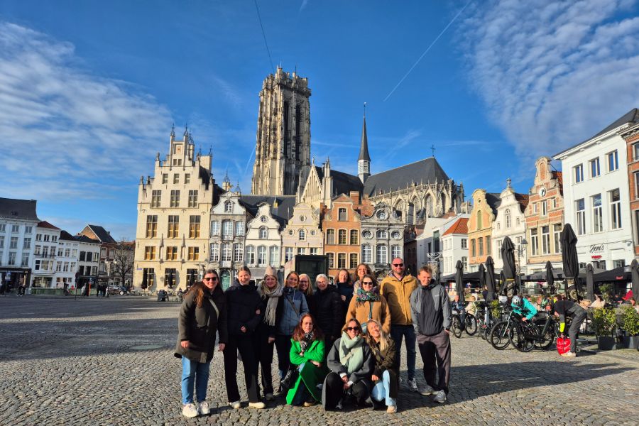 Teamfoto in Mechelen op het plein