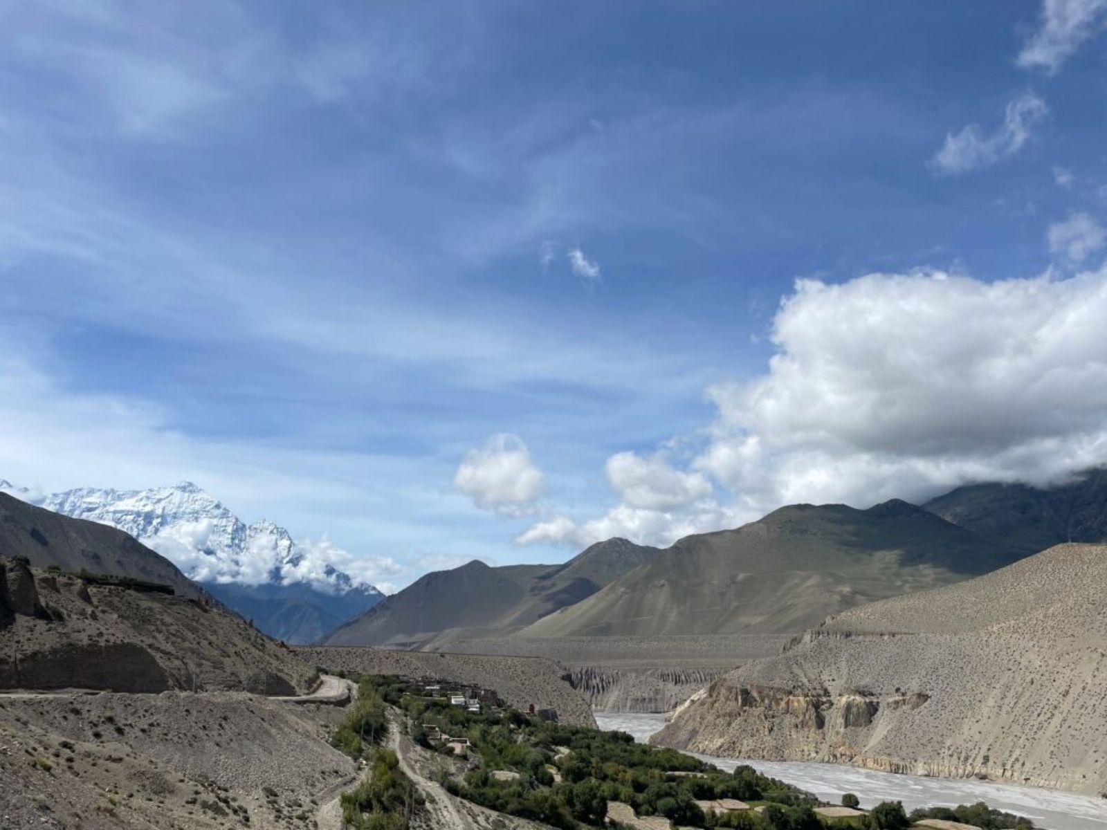 rondreis nepal, mustang, upper mustang, uitzicht over dorre vallei met bergen