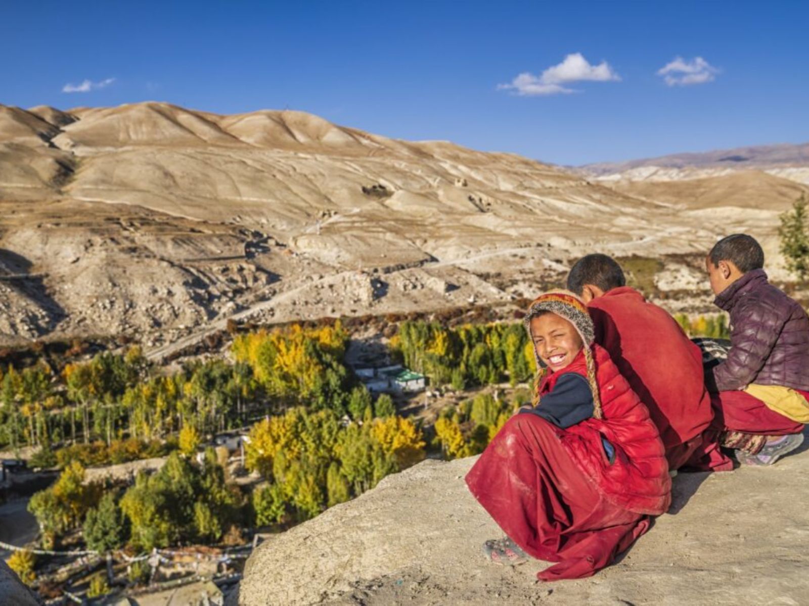 rondreis nepal, mustang, upper mustang, kinderen kijken uit over de vallei