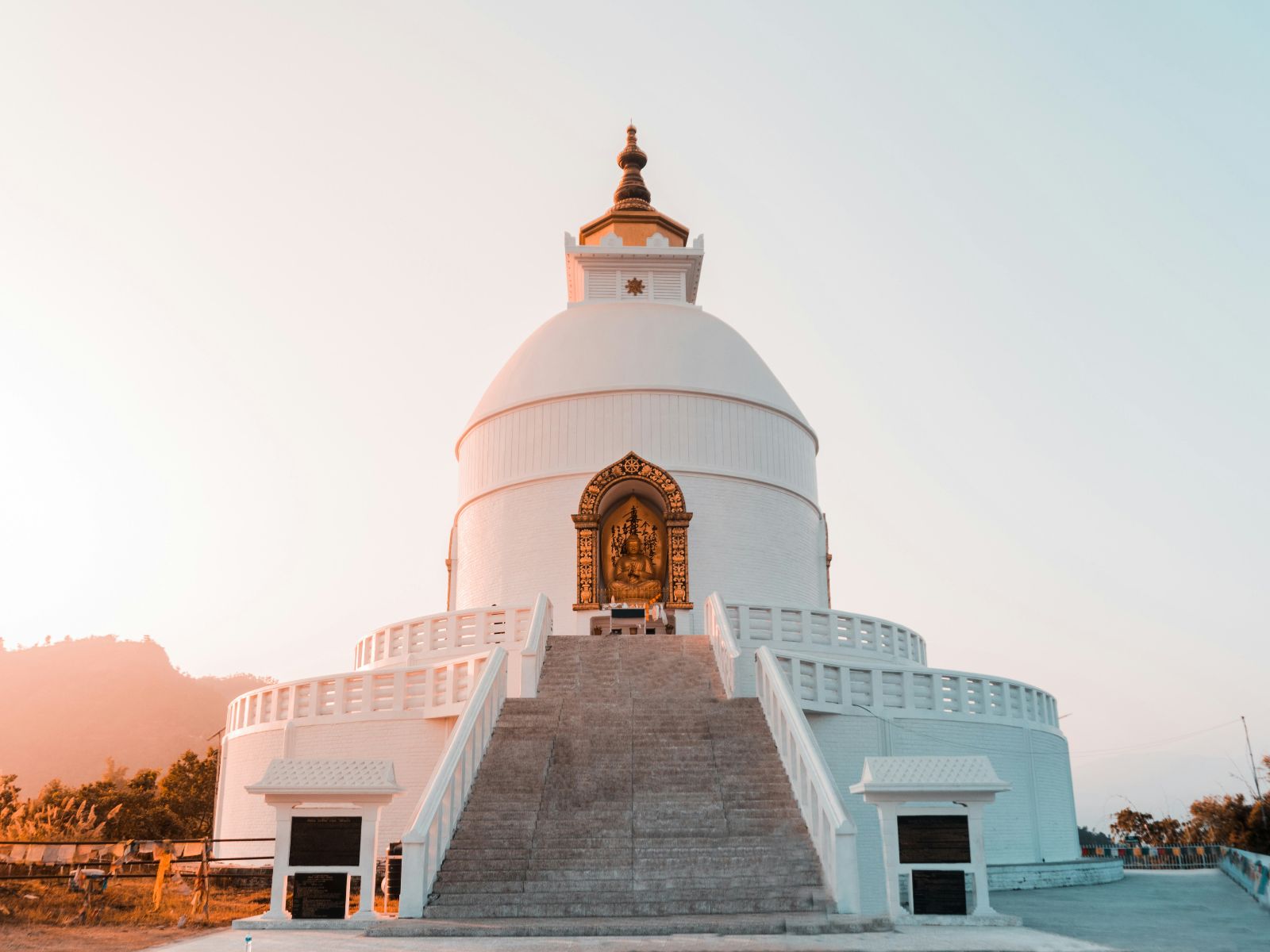 Rondreis Nepal, Pokhara, World Peace Stupa bij zonsondergang
