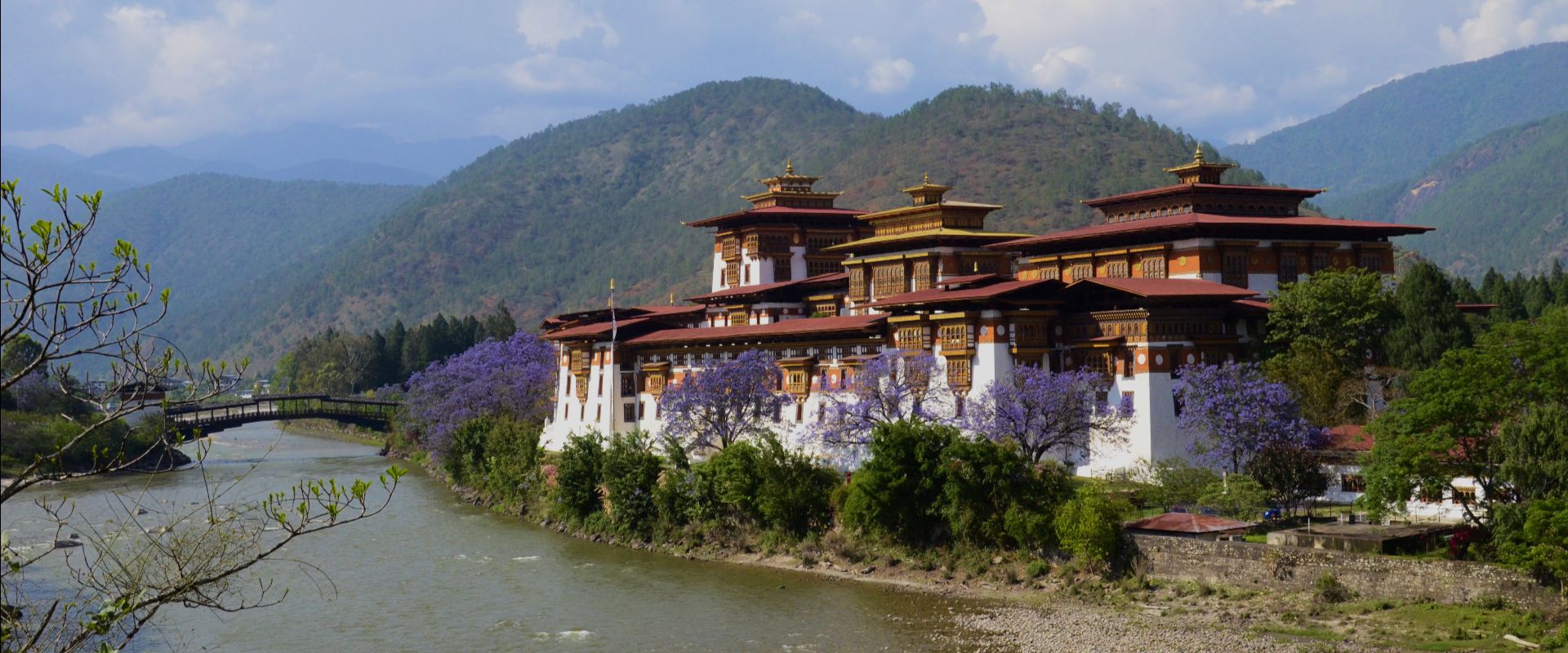 Rondreis Bhutan, Punakha, Punakha Dzong vanaf overkant rivier