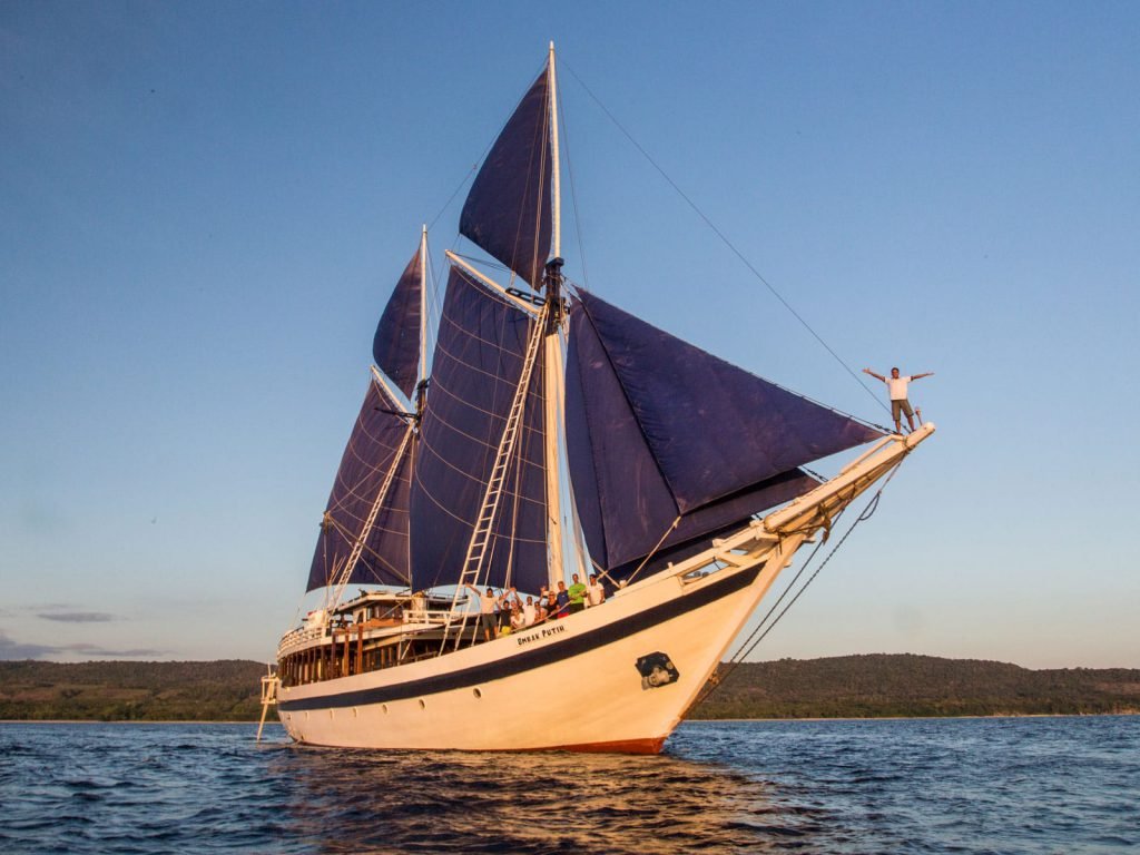 Liveaboard, Ombak Putih | Rama Tours