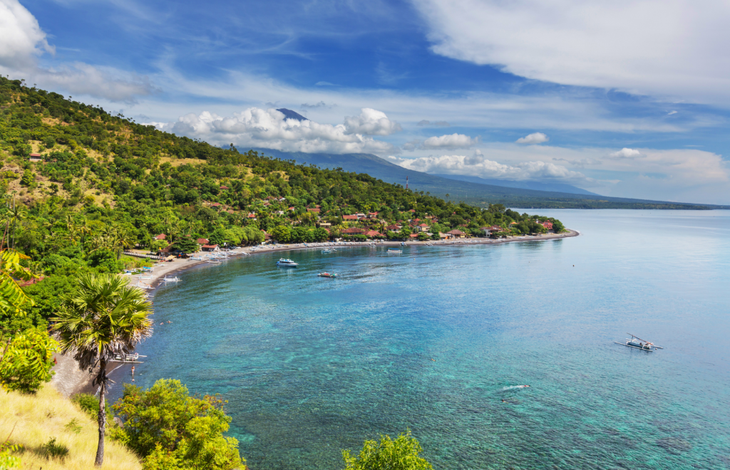 Agung Vulkaan op het strand in Amed, Bali, Indonesië