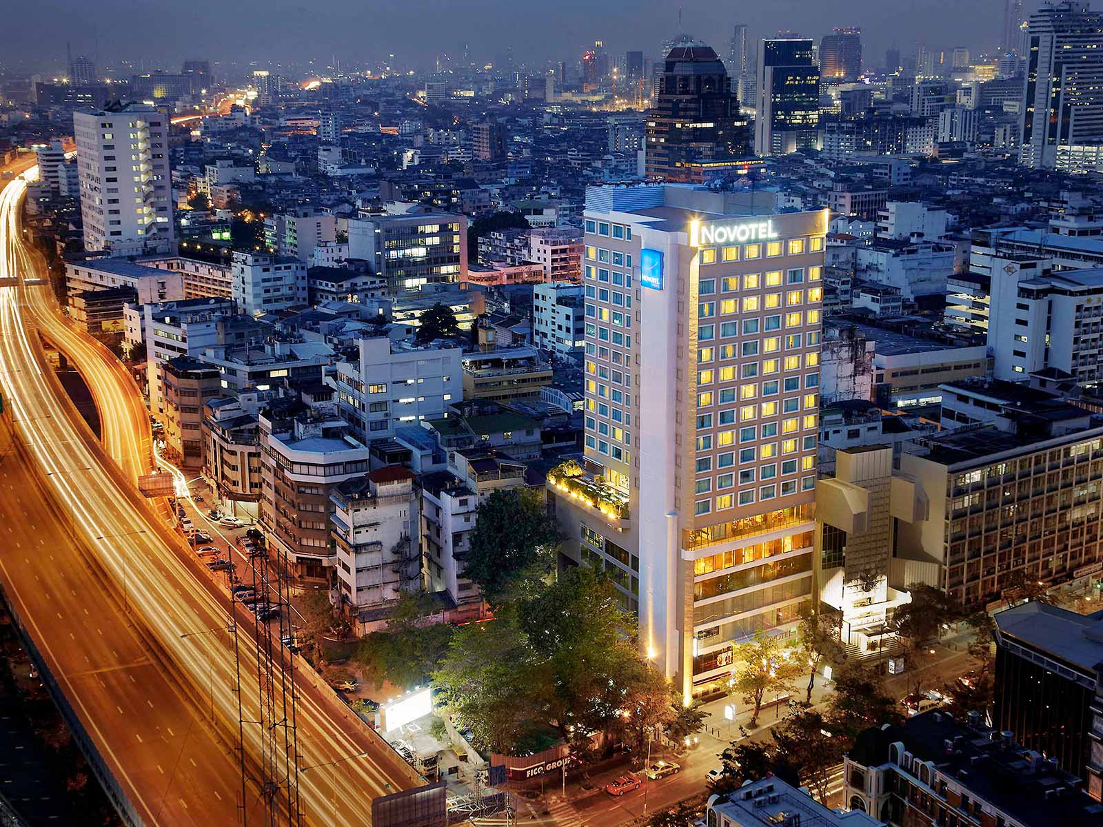 rondreis thailand bangkok novotel fenix silom bij nacht