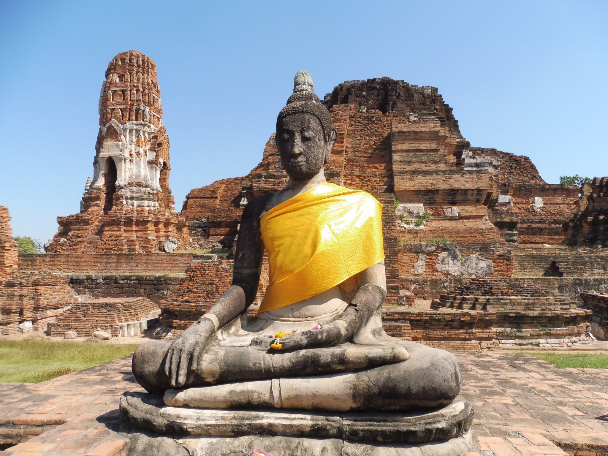 Ayutthaya Thailand, Buddha met tempels op de achtergrond