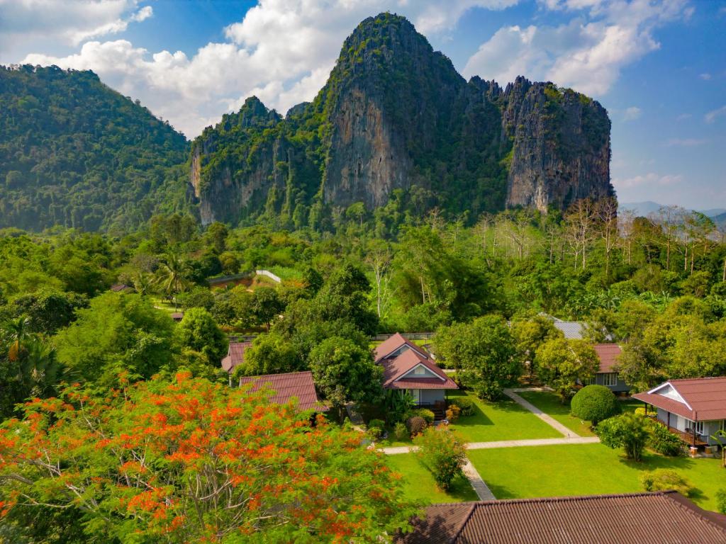 Vang Vieng, Bearlin Bungalow | Rama Tours