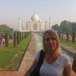 Collega Irene Hummel van Rama Tours met op de achtergrond de Taj Mahal
