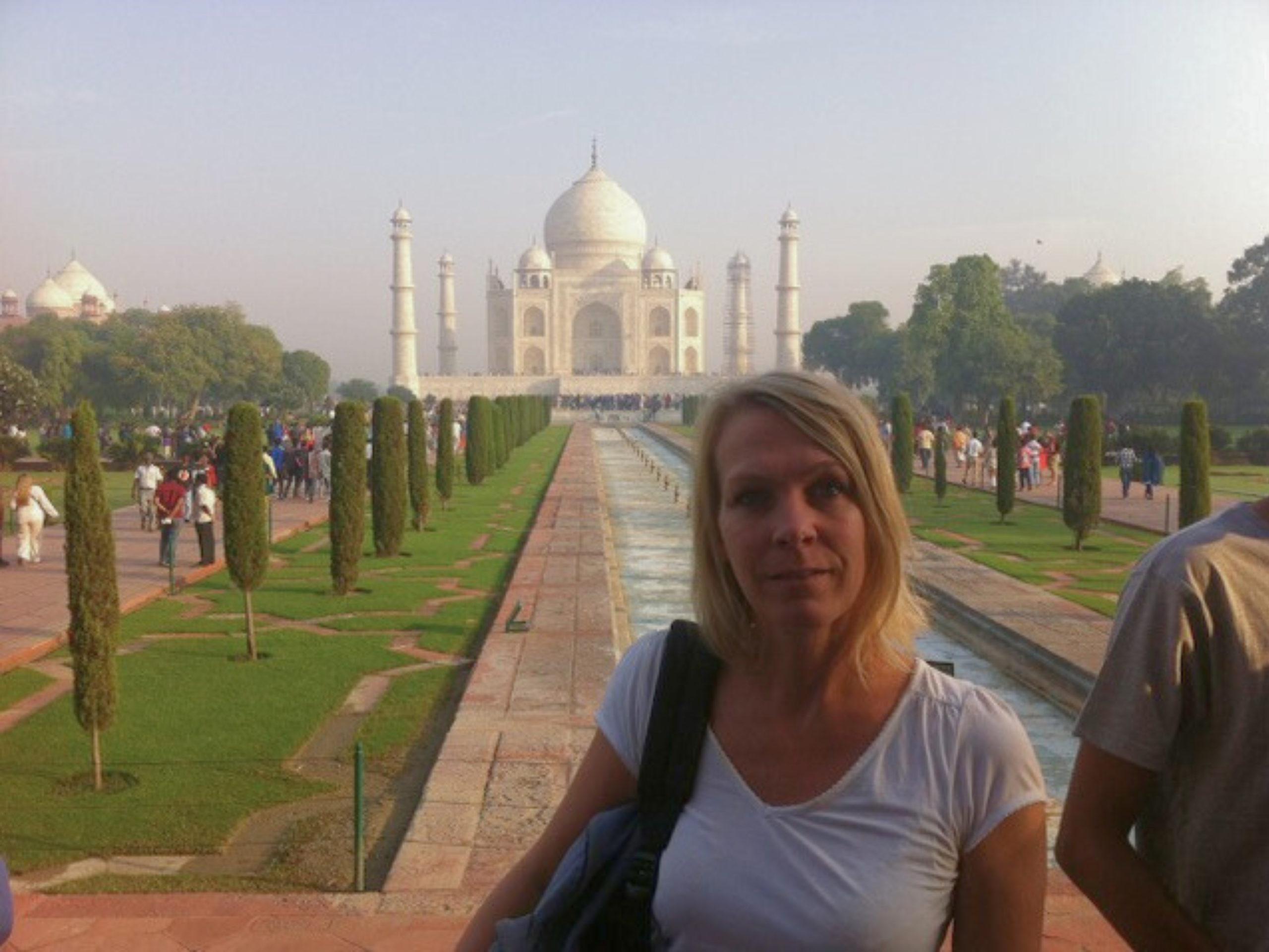 Collega Irene Hummel van Rama Tours met op de achtergrond de Taj Mahal