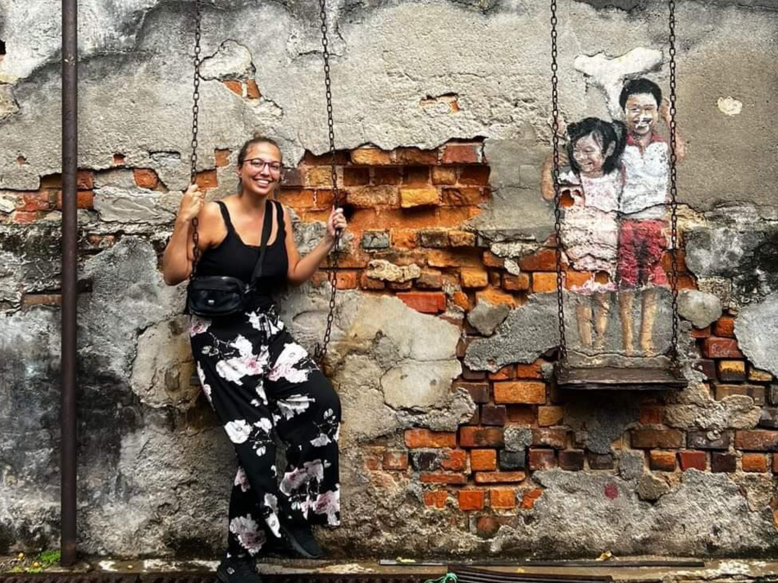 Collega Lisa van Rama Tours op een schommel op Penang Maleisië