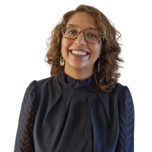 Collega Lisa van Rama Tours met een witte achtergrond