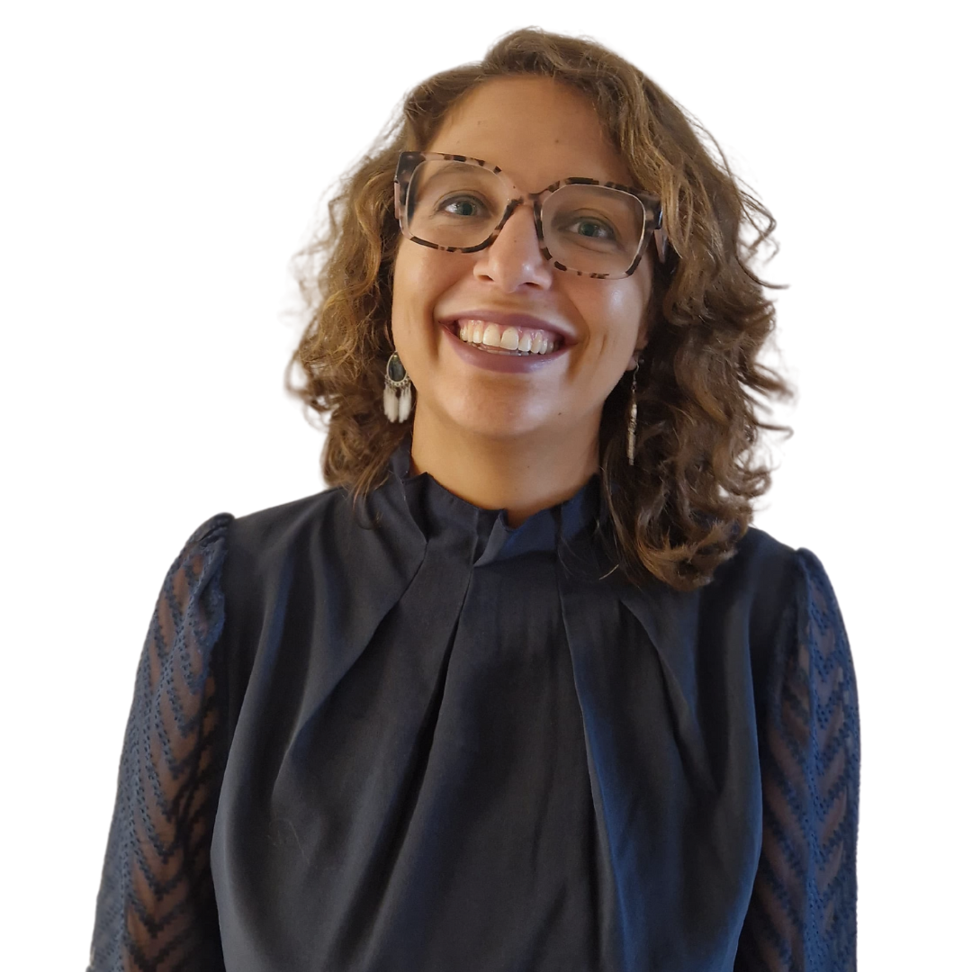 Collega Lisa van Rama Tours met een witte achtergrond