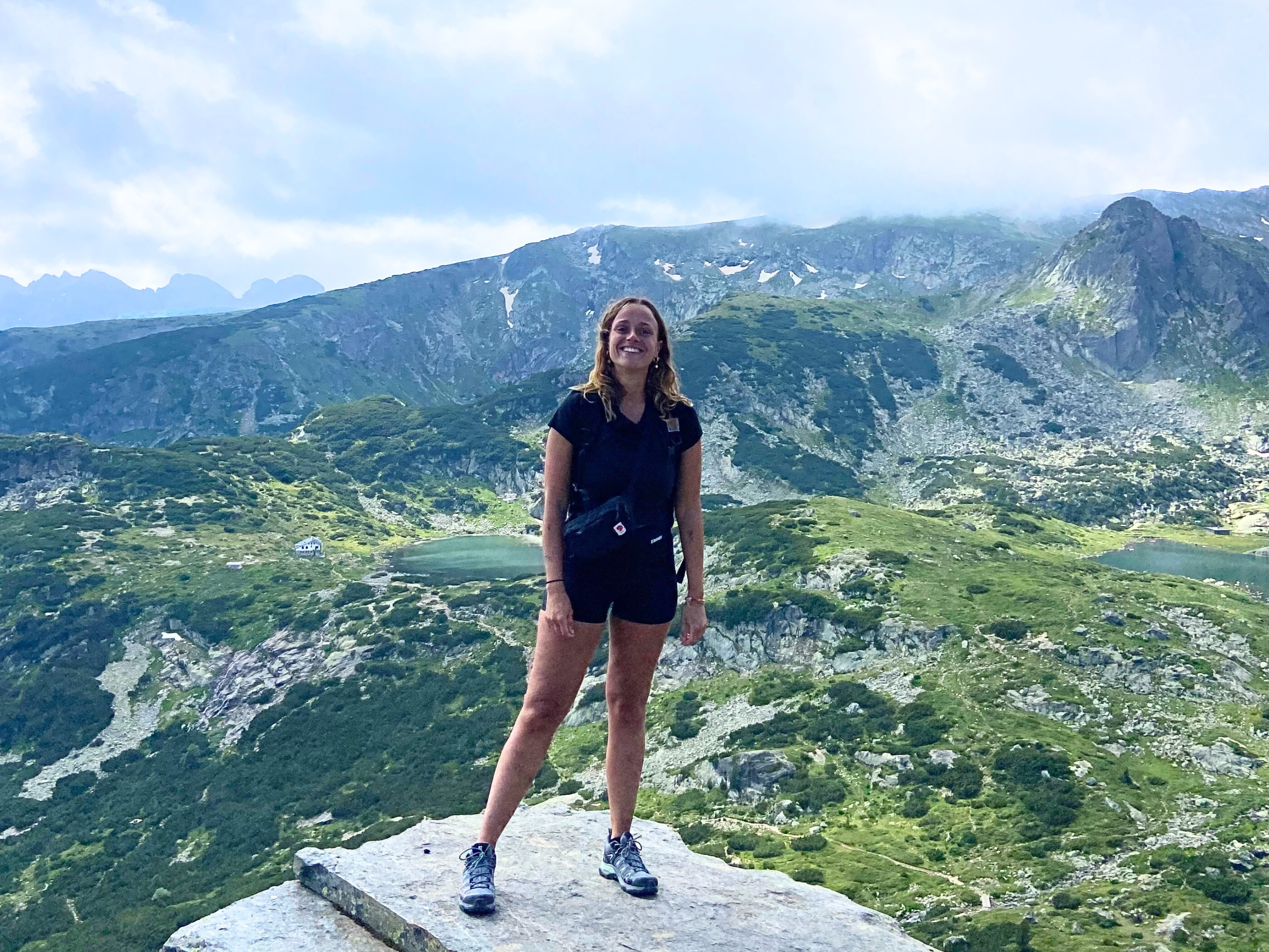 Collega Denise van Rama Tours met bergen op de achtergrond