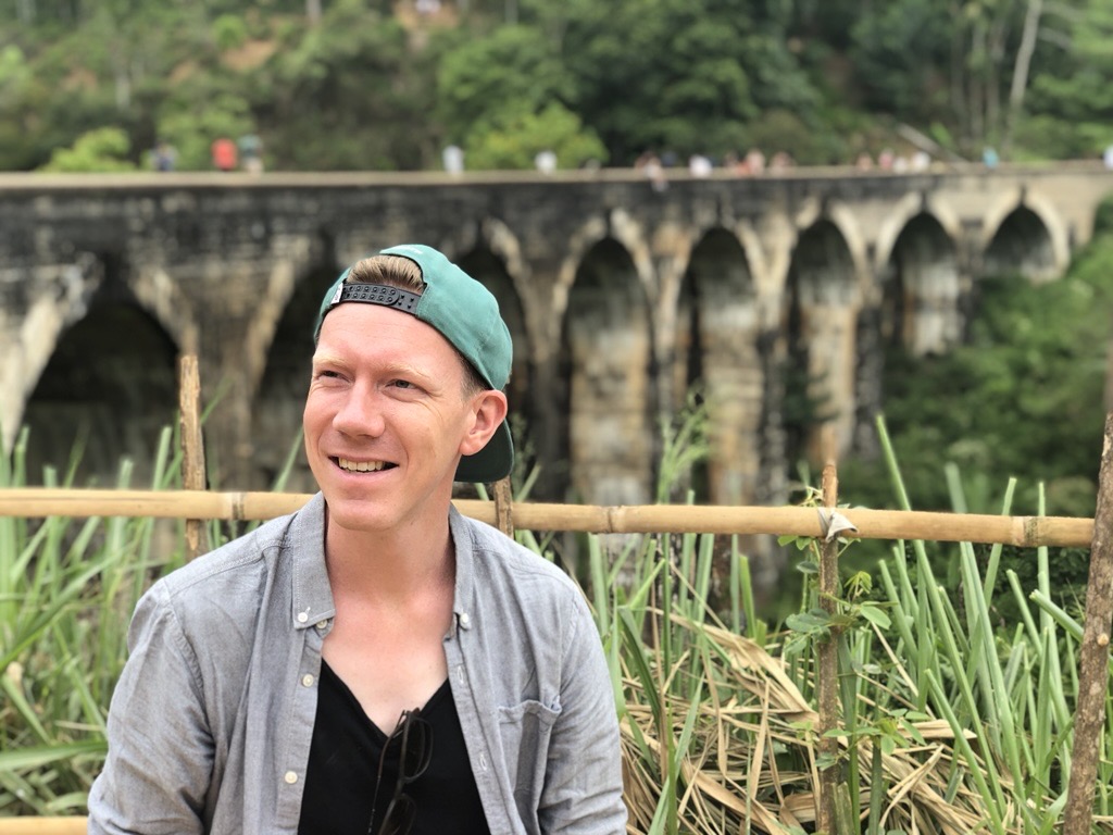 Collega Jón van Rama Tours in Sri Lanka bij de Nine Arch Bridge