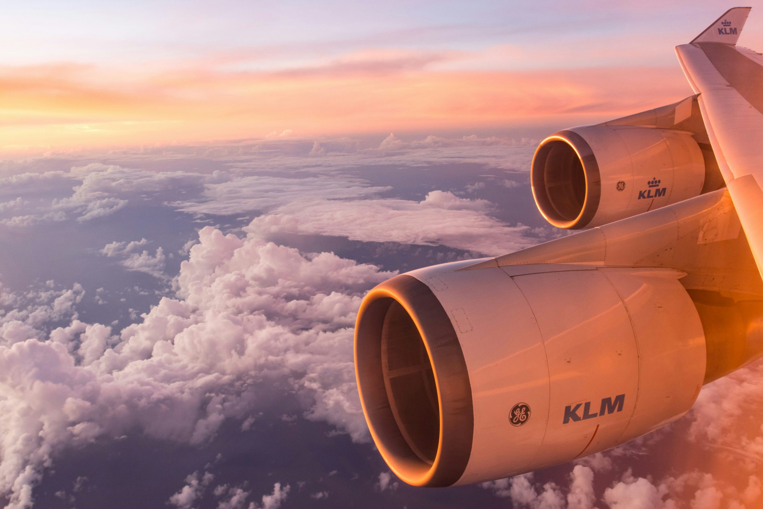 KLM vliegtuig luchthavens in de lucht met wolken en zonsopgang