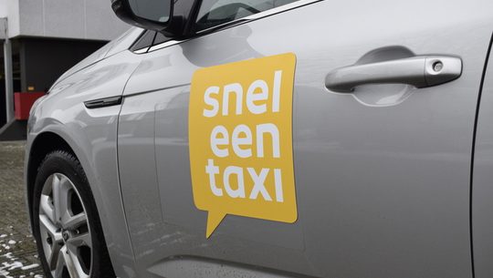 snel een taxi auto met logo in het geel erop