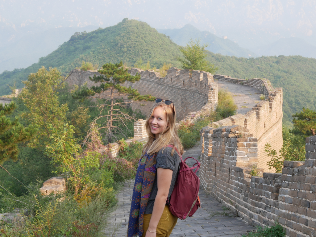 Collega Annelou bij Rama Tours bij de Chinese Muur