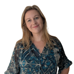Collega Annelou bij Rama Tours met een witte achtergrond