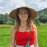 Collega Famkje van Rama Tours met met een hoed in Indonesië