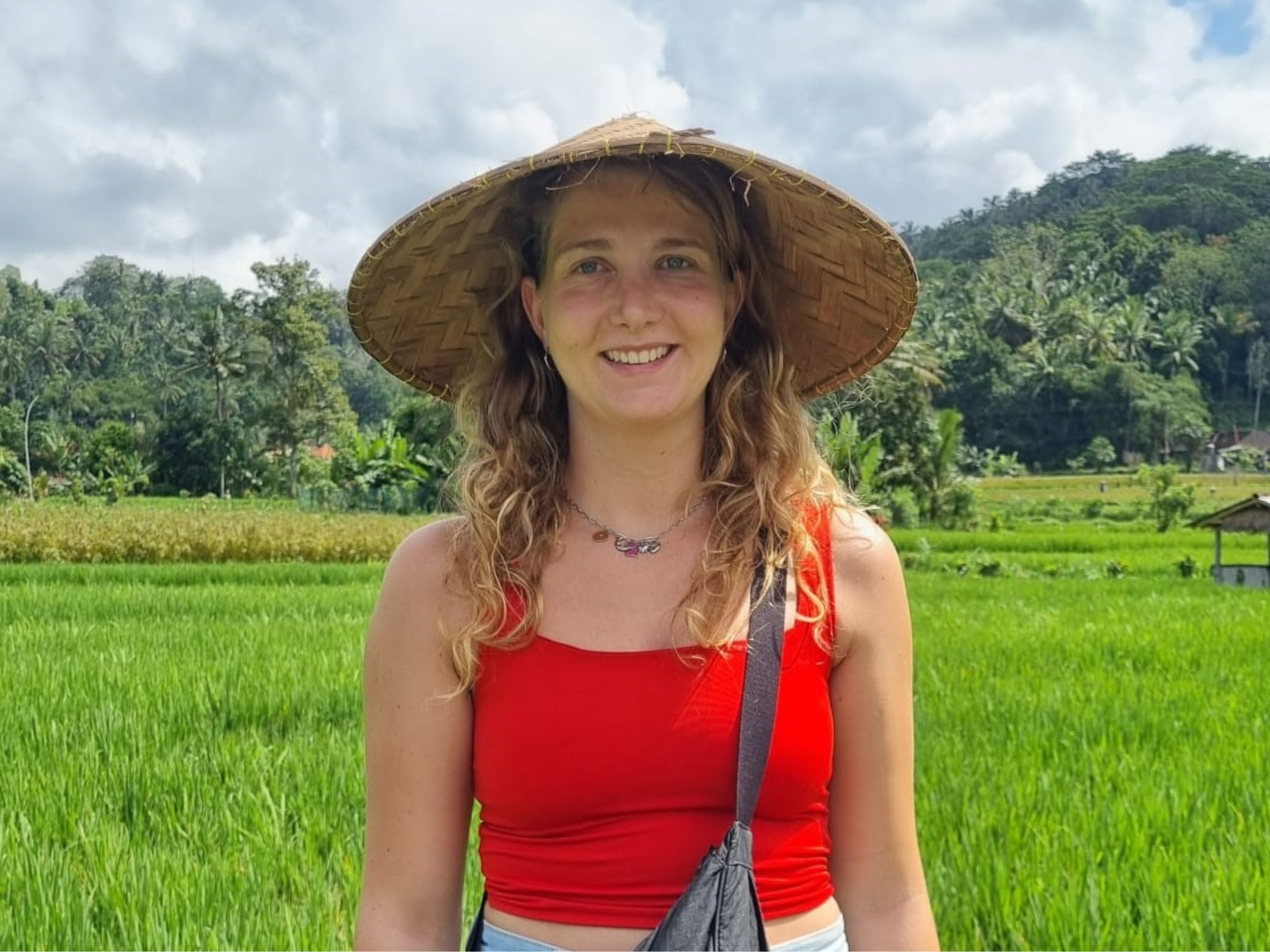 Collega Famkje van Rama Tours met met een hoed in Indonesië