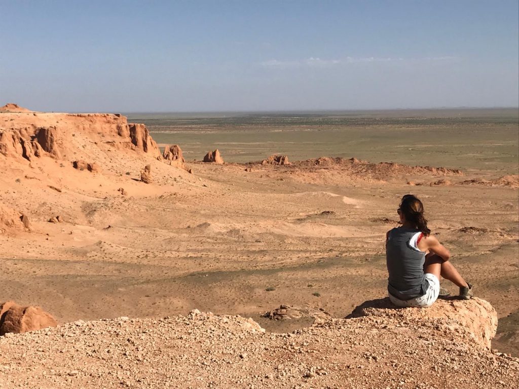 Foto Collega Sandy in Mongolie op rotsen