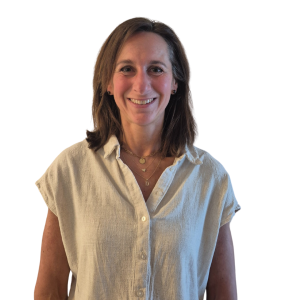 Collega Sandy van Rama Tours met een witte achtergrond