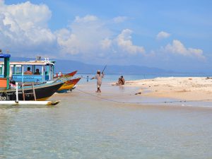 rondreis indonesie lombok blog - labuan pandan snorkelen vissersboot