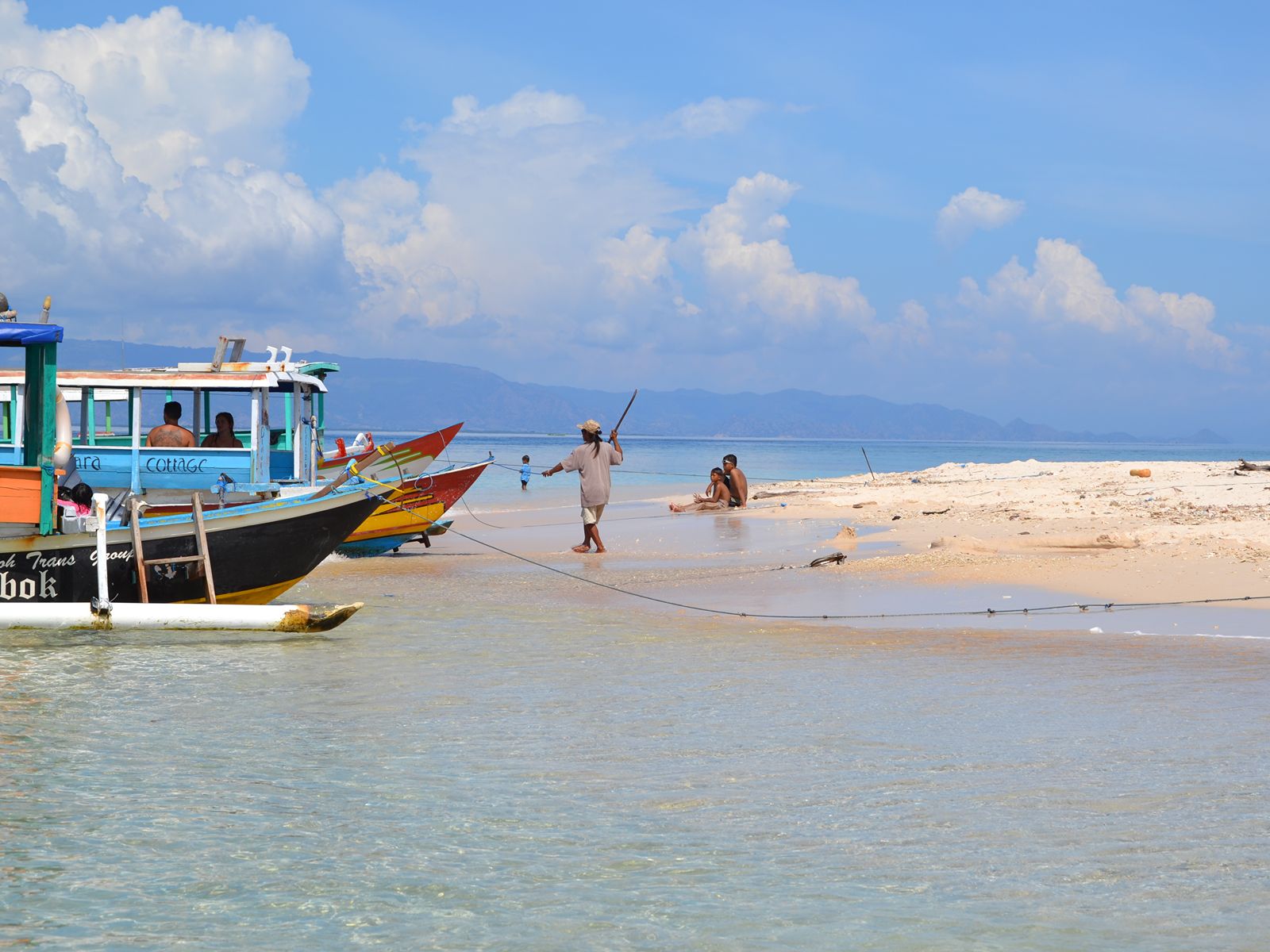 rondreis indonesie lombok blog - labuan pandan snorkelen vissersboot