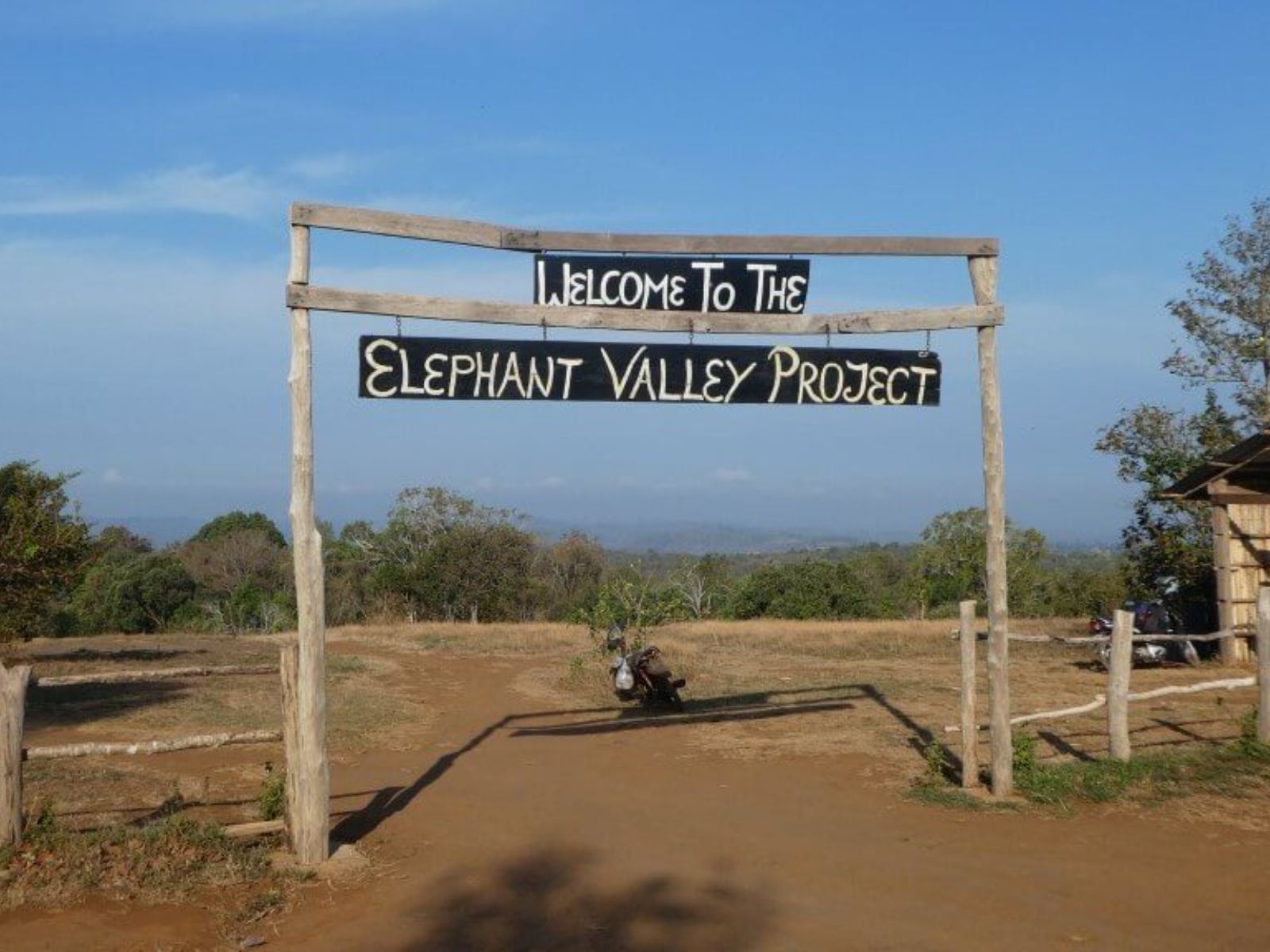 Rondreis Cambodja, The Elephant Valley Project, poort