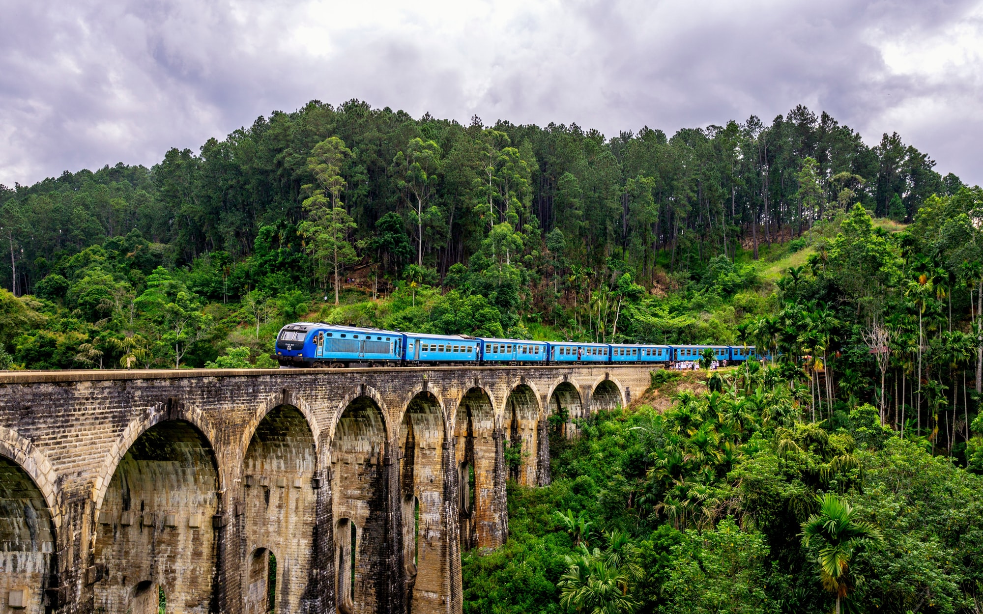 Leukste dingen om te doen in Ella, Sri Lanka, trein op nine arches bridge