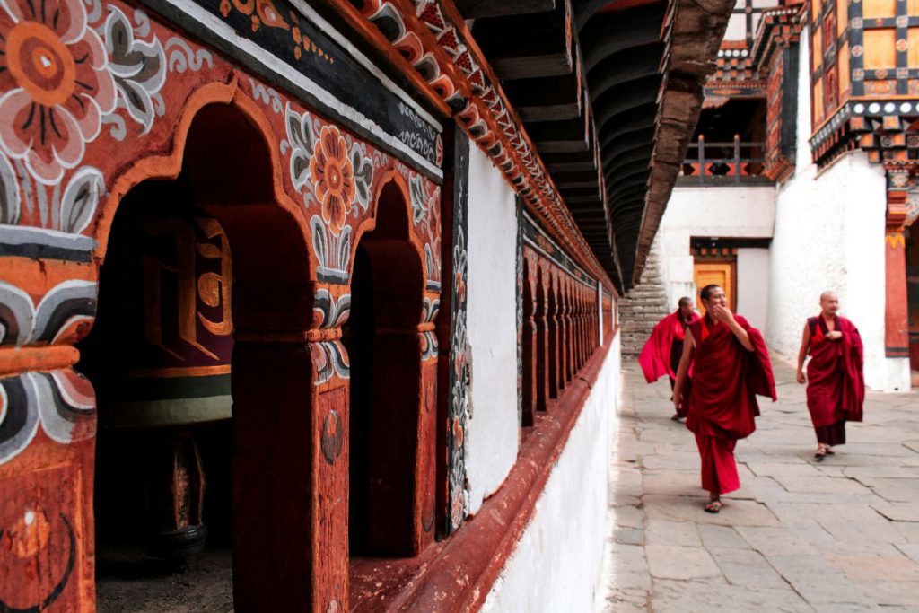 Rondreis Bhutan, Paro, Tashichho Dzong klooster met monniken