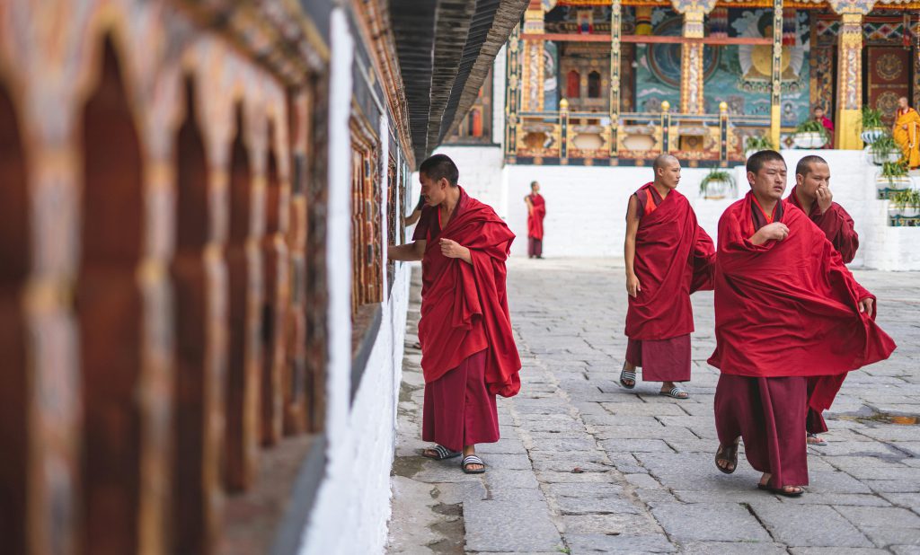 Rondreis Bhutan, monniken in tempel