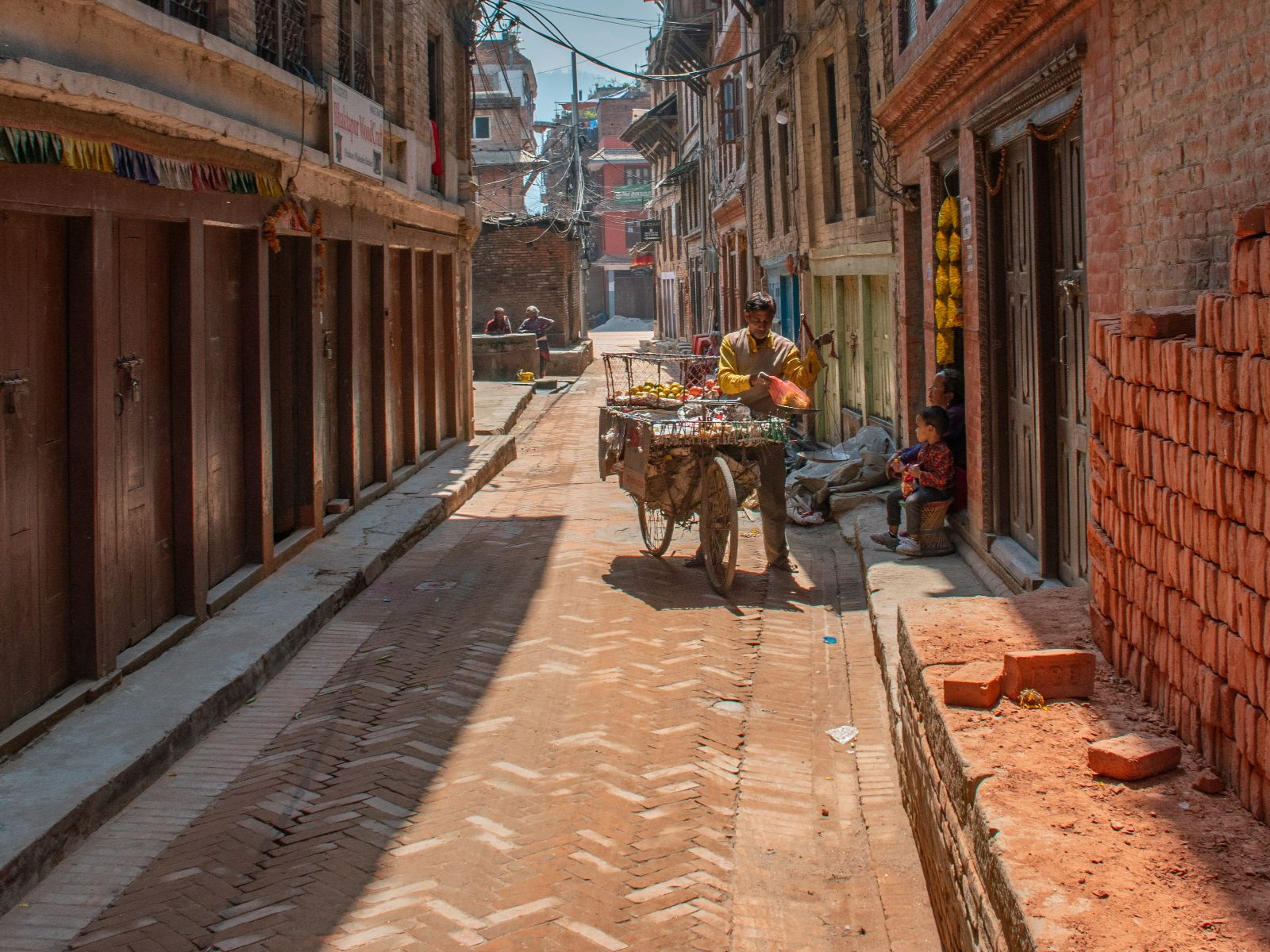 Rondreis Nepal, Bhaktapur, steegje met verkoper