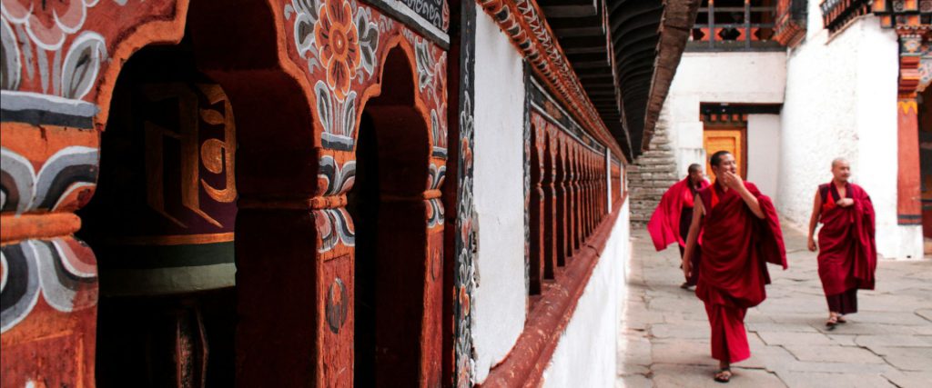 Rondreis Bhutan, Paro Dzong, monniken lopen door klooster
