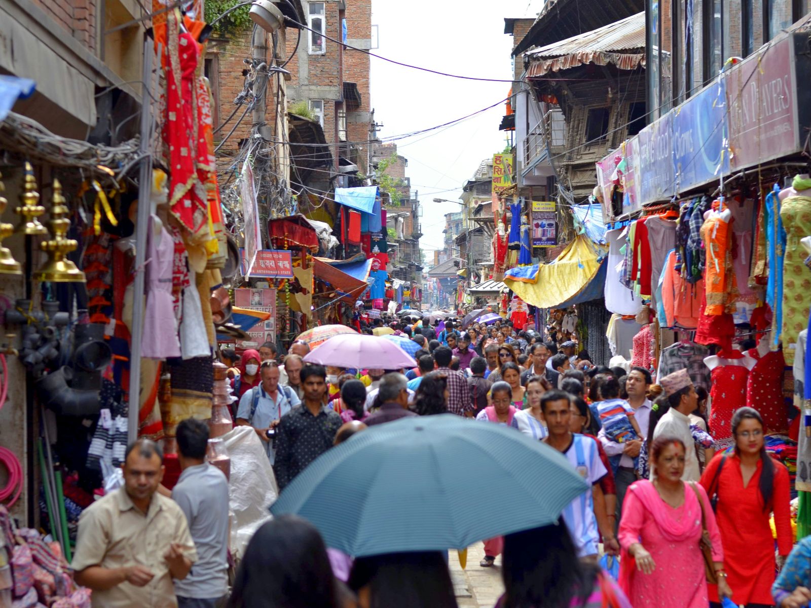 Rondreis Nepal, Kathmandu, Drukke winkelstraat