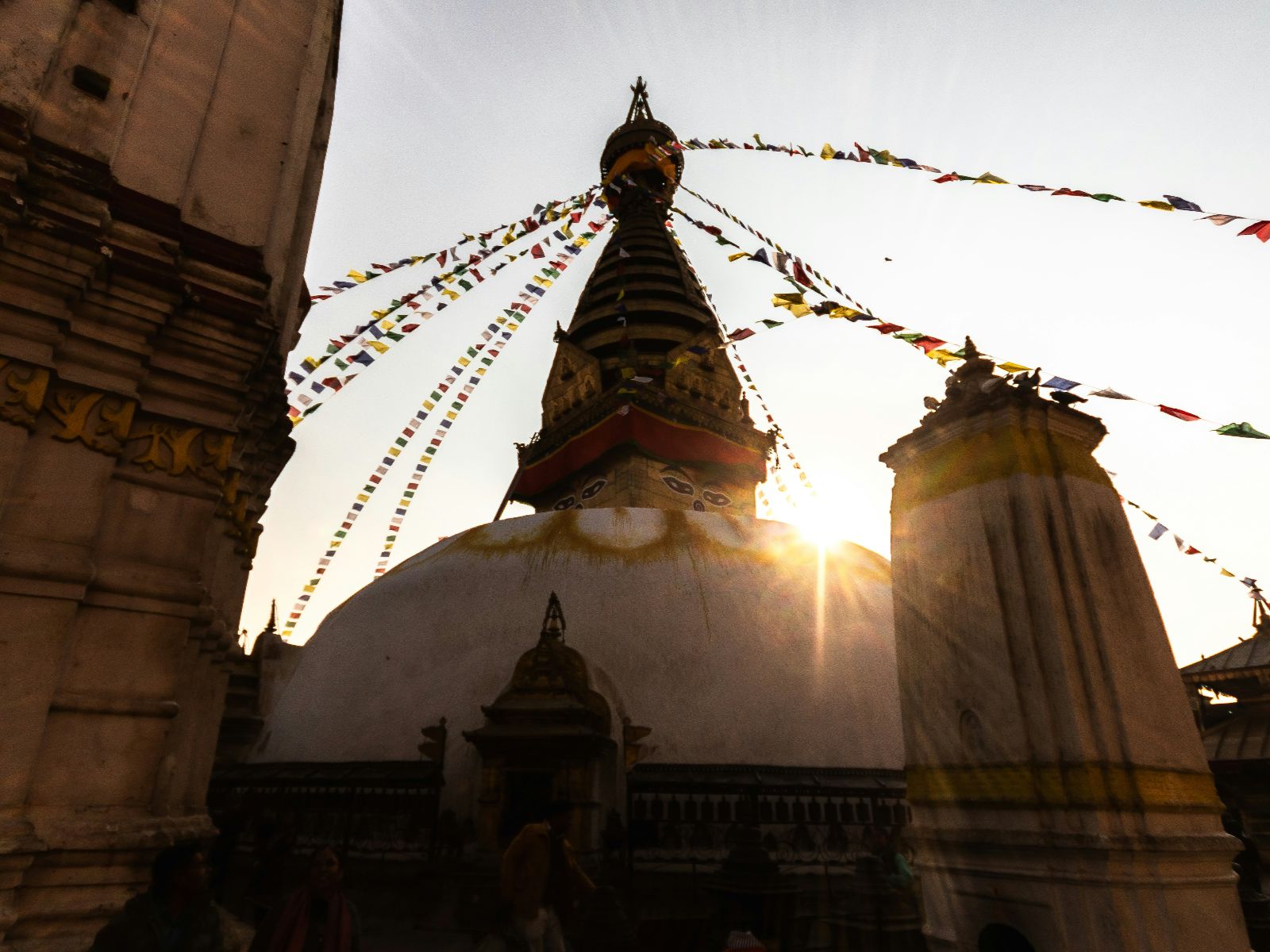 rondreis nepal, kathmandu, swayambhunath tempel bij zonsondergang