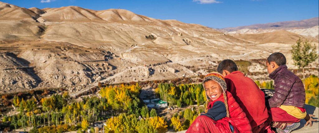 rondreis nepal, Upper Mustang, Kindere kijken over de valei