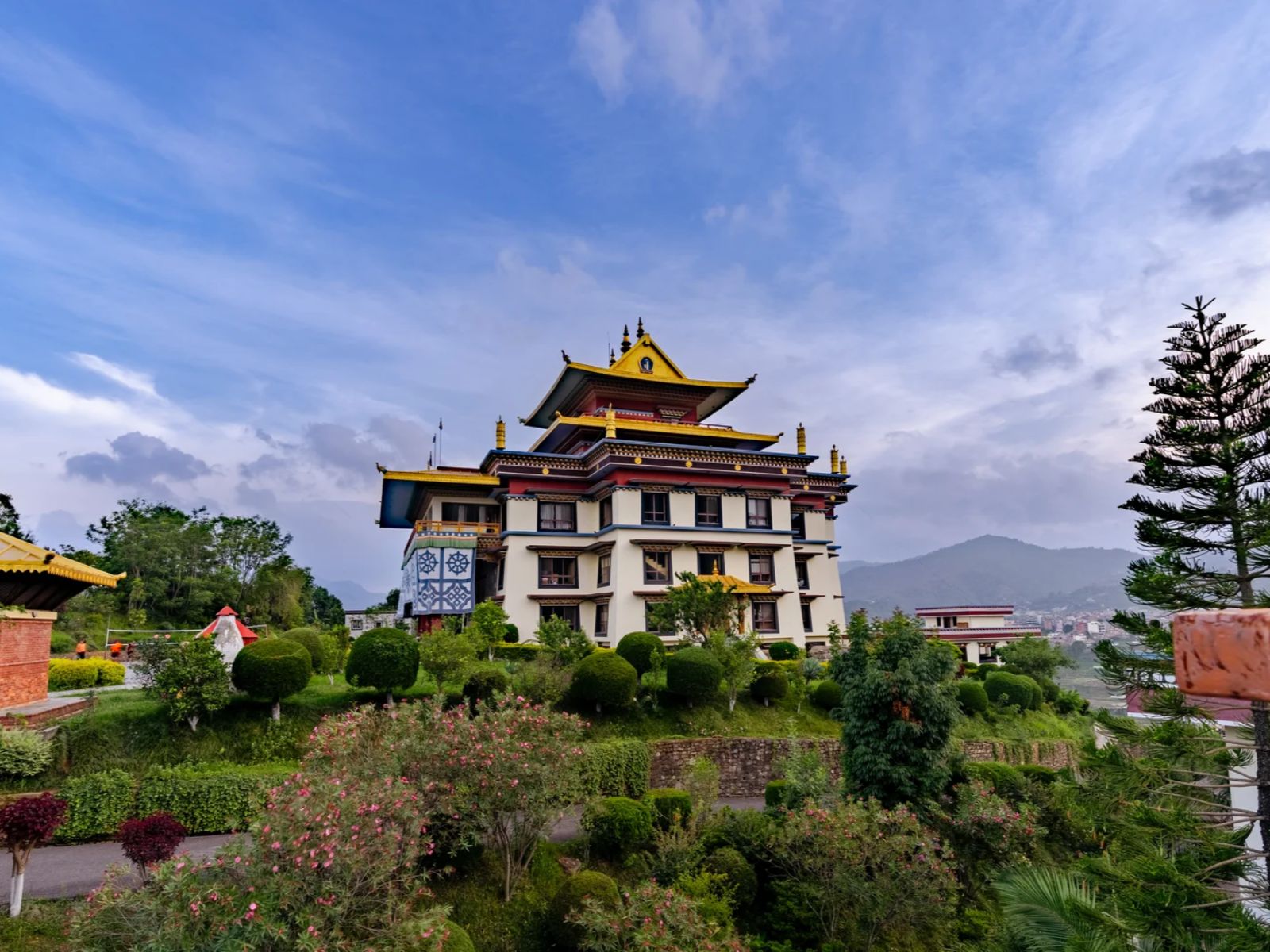 rondreis nepal, pharping, hotel neydo, buitenaanzicht