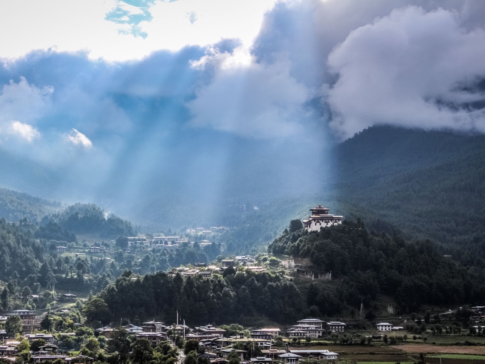 Rondreis Bhutan, Bumthang, bergen in de wolken