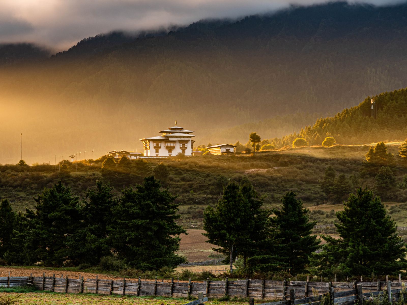 Rondreis Bhutan, Bumthang, zonsopkomst boven de bergen