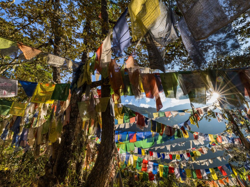 Rondreis Bhutan, Paro, gebedsvlaggetjes met zon