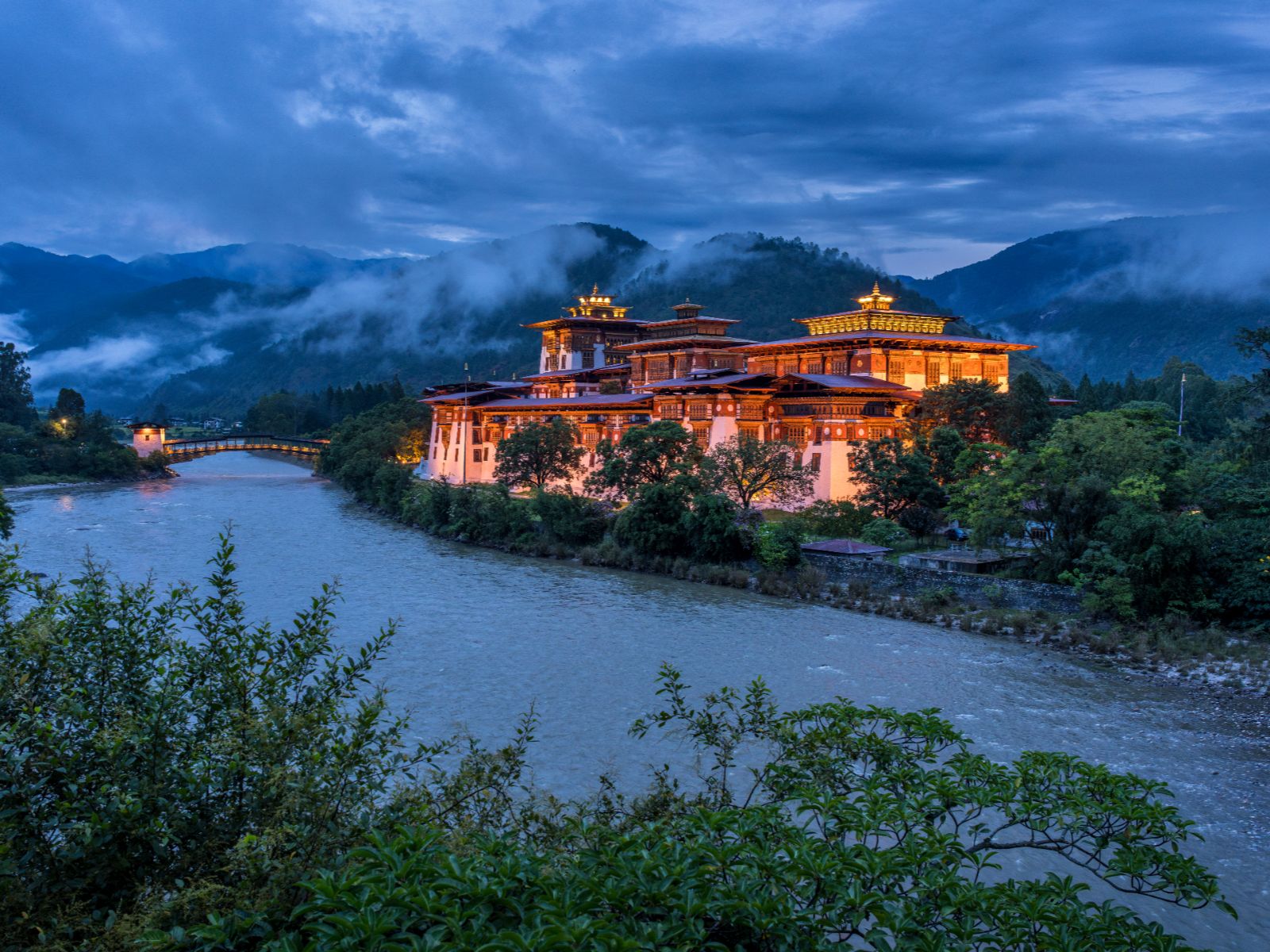 Rondreis Bhutan, Punakha, Punakha Dzong tijdens schemering